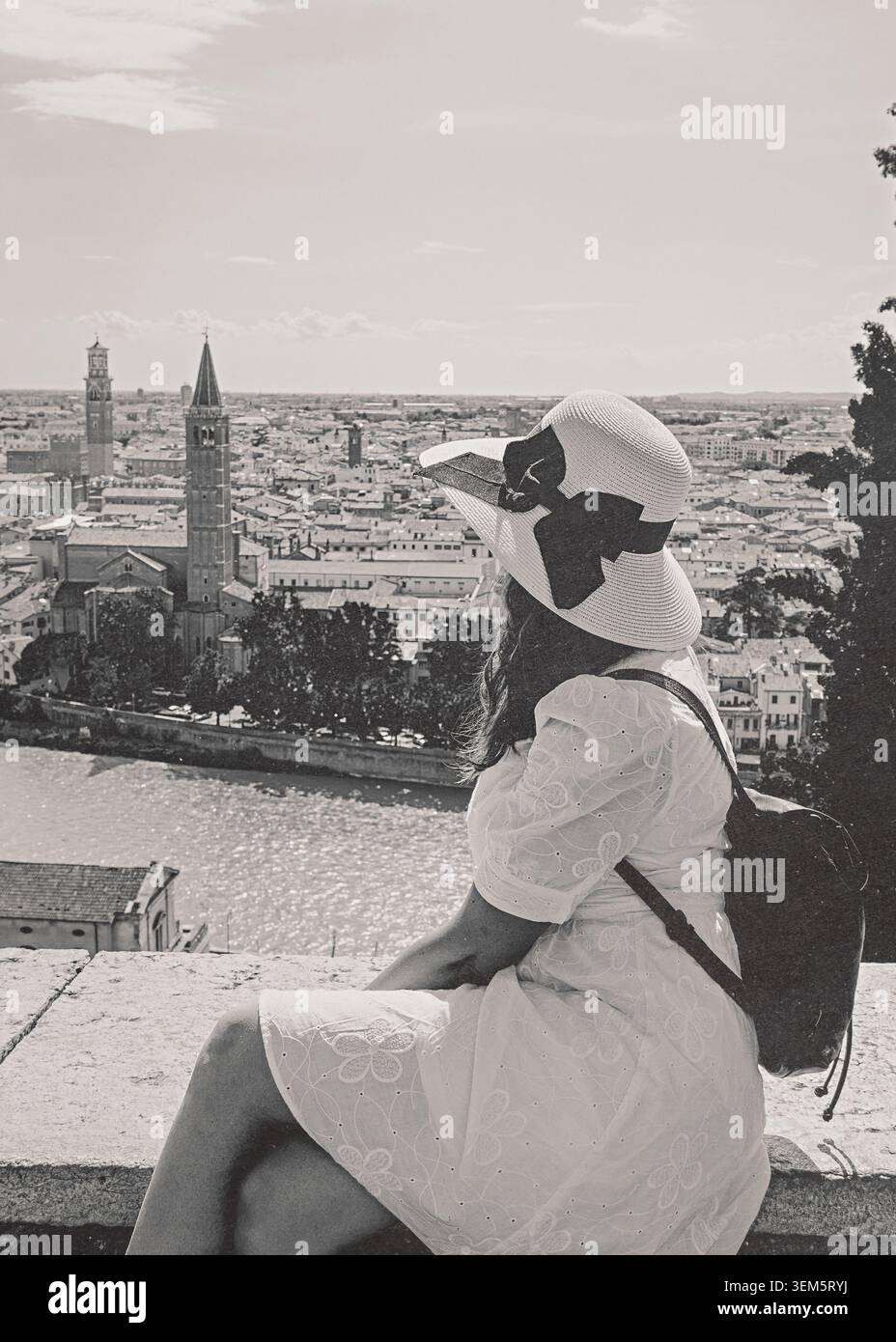 Frau genießt einen wunderschönen Blick auf Verona Retro-Stadt in Italien bei Sonnenuntergang. Verona ist die berühmte Stadt der Liebe im Norden Italiens. Stockfoto