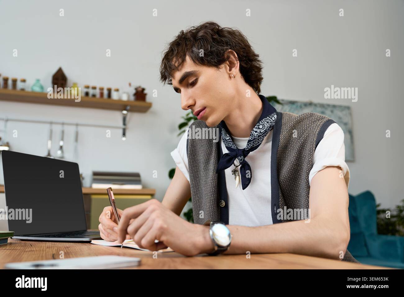 Der androgyne junge Mann schreibt nachdenklich zu Hause, spiegelt das Wesen der Selbstliebe wider. Stockfoto