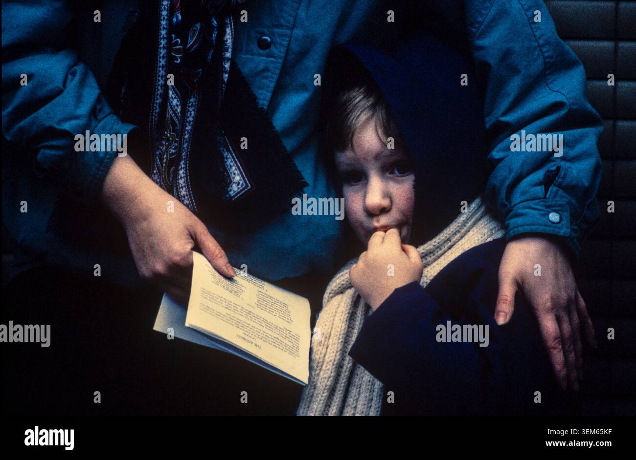 Die Trauernden auf der Straße halten das Programm zur Gedenkfeier für die Opfer des Lockerbie-Bombenanschlags am 4. Januar 1989 ab, da die Kirche voll war. Stockfoto