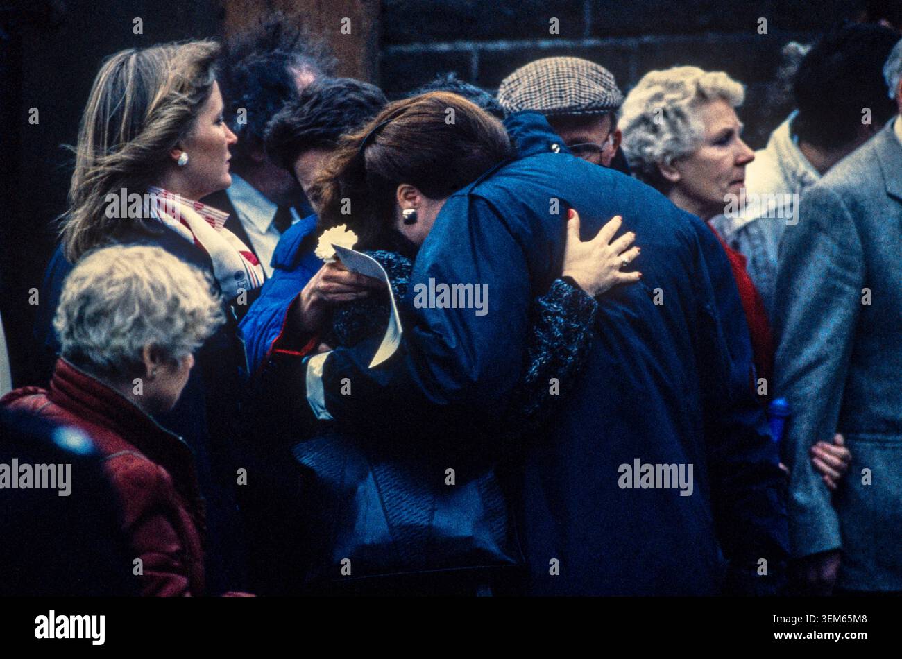 Freunde und Familie der Opfer des Bombenanschlags auf Lockerbie kommen am 4. Januar 1989 in die Dryfesdale Parish Church. Stockfoto