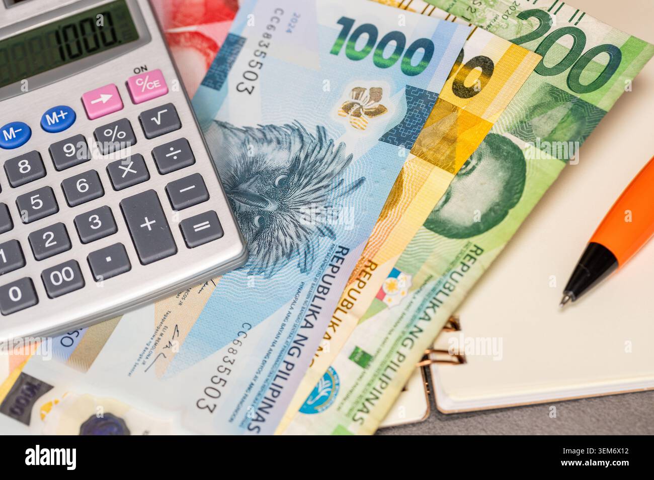 Rechner, Notizbuch, philippinischer Peso. Finanzkonzept. Nahaufnahme Stockfoto