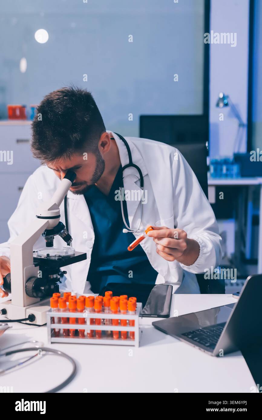 Attraktive Student der Chemie in Labor Stockfoto