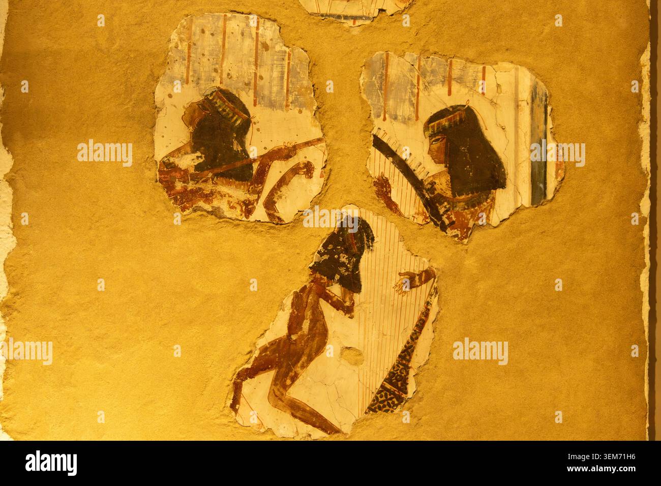 Altägyptisches Sandsteinmalfragment von Musikern. Ägyptisches Museum (Museo Egizio), Turin, Piemont, Italien. Stockfoto