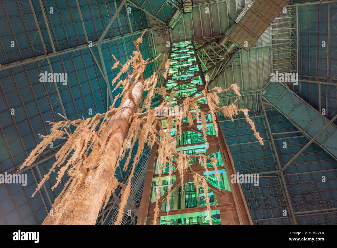Memphis, Tennessee, 23. MAI 2026 - Eine massive getrocknete Baumskulptur mit hängenden Ästen steht in einem Industriegebäude mit hohen Decken und Stockfoto