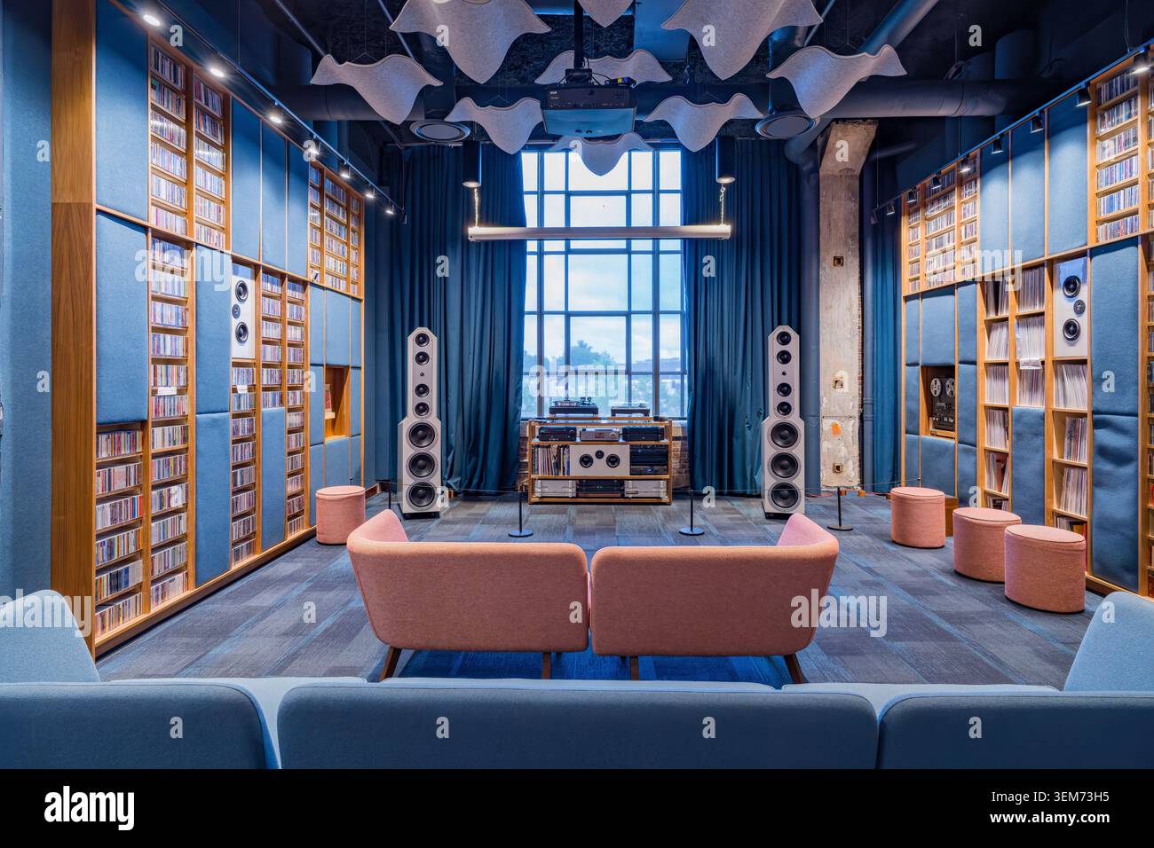 Memphis, Vereinigte Staaten, 24. MAI 2026 - Innenraum einer stilvollen Musik-Lounge mit bodentiefen Vinyl-Schallplattenregalen, High-End-Audio Stockfoto