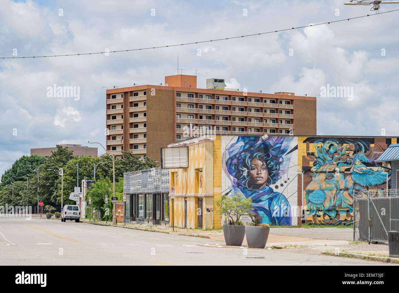 Memphis, Vereinigte Staaten, 24. MAI 2026 - Eine breite Straße im Medical District von Memphis, Tennessee, zeigt lebendige Wandgemälde an niedrigen Gebäuden mit einem Stockfoto