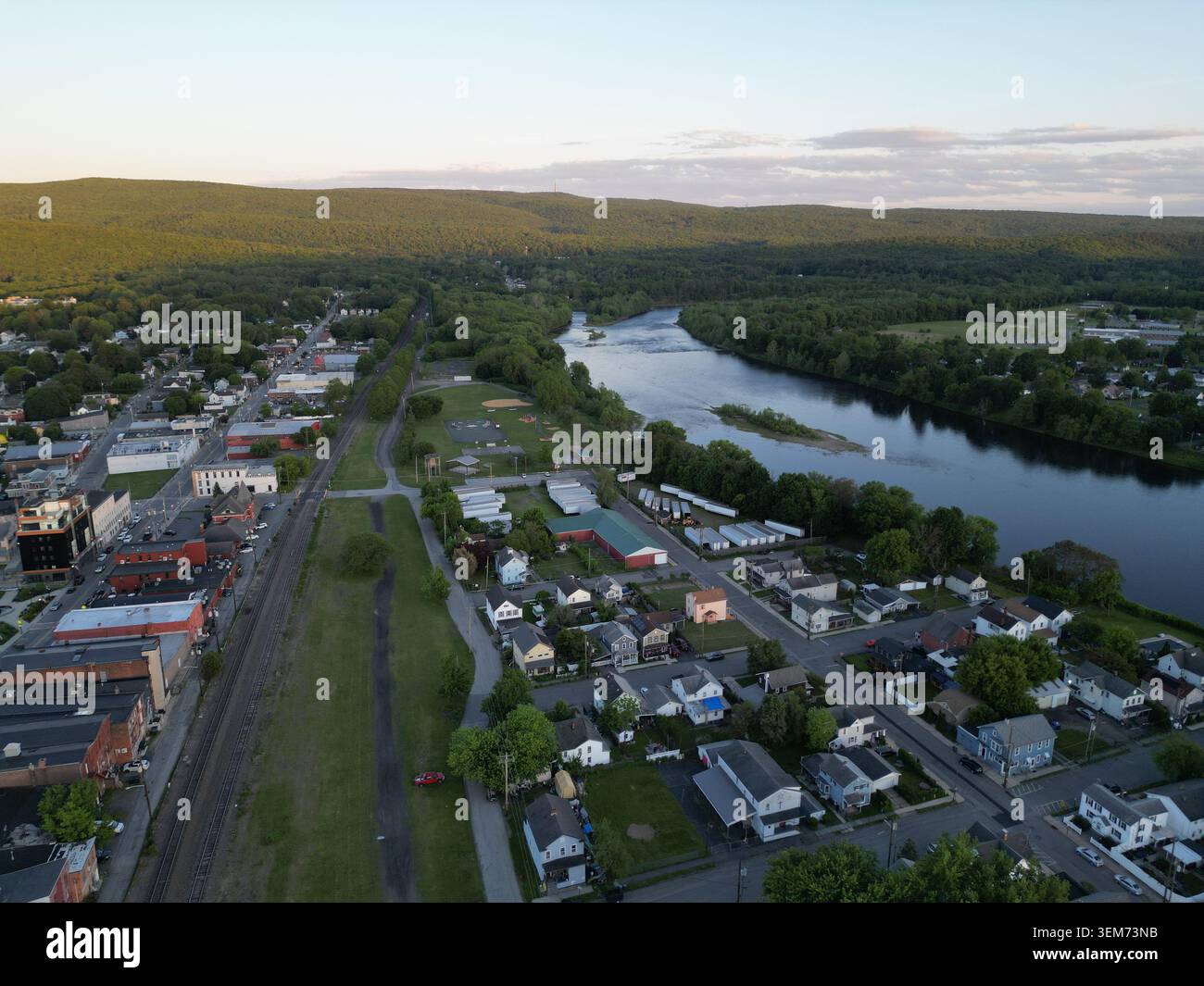 Blick aus der Vogelperspektive auf den Hafen jervis New york am delaware River bei Sonnenuntergang in den Bergen des Jersey Pennsylvania Kirchturms Stockfoto