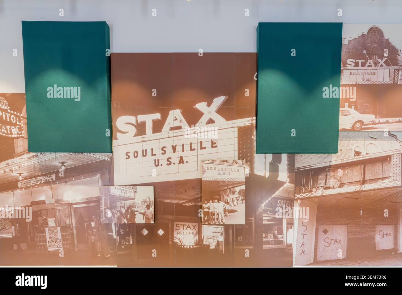 Memphis, Tennessee, Vereinigte Staaten, 24. MAI 2026 - Sepiatonige historische Fotos des Stax Records-Gebäudes und Soulsville USA, die auf einem Stockfoto