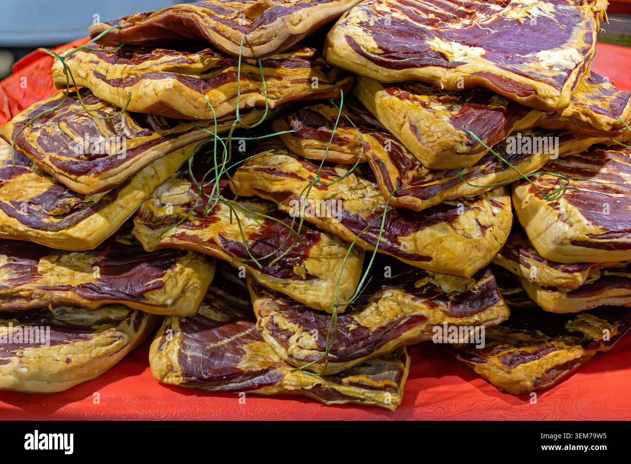 Großer Haufen traditioneller geräucherter Schweinebacon, beliebt in der Balkanregion Stockfoto