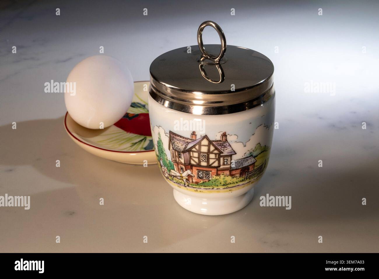 Ein Eierkoffer ist ein spezieller Porzellanbecher mit einem sicheren, aufschraubbaren Metalldeckel, der zum sanften Kochen von Eiern im Wasserbad dient Stockfoto