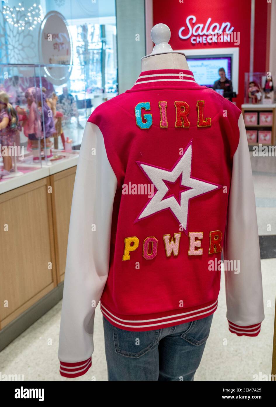 Der American Girl Store im Rockefeller Center ist sehr beliebt, New York City, USA 2026 Stockfoto