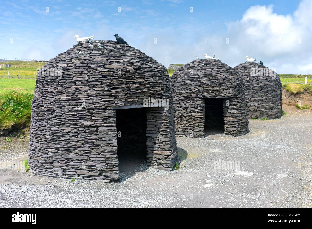 Replik von Beehive Hütten in Kerry Cliffs in der Nähe von Portmagee, Co. Kerry, Irland. An der Skellig Ring Road Route, County Kerry, Irland Stockfoto