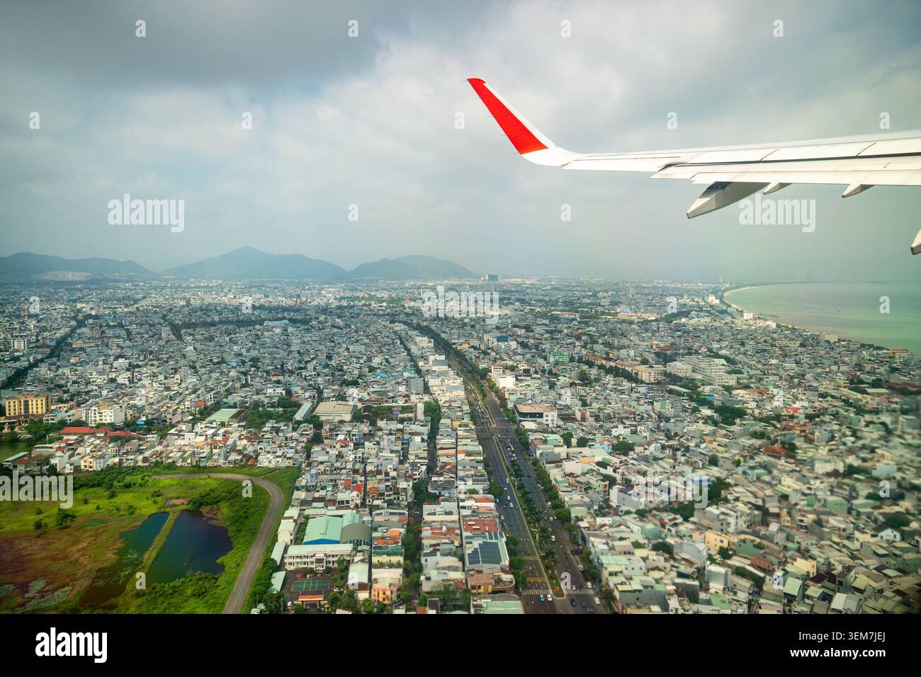 Das Flugzeug startet über die Stadt da Nang in Vietnam, aus der Vogelperspektive in der Stadt Stockfoto