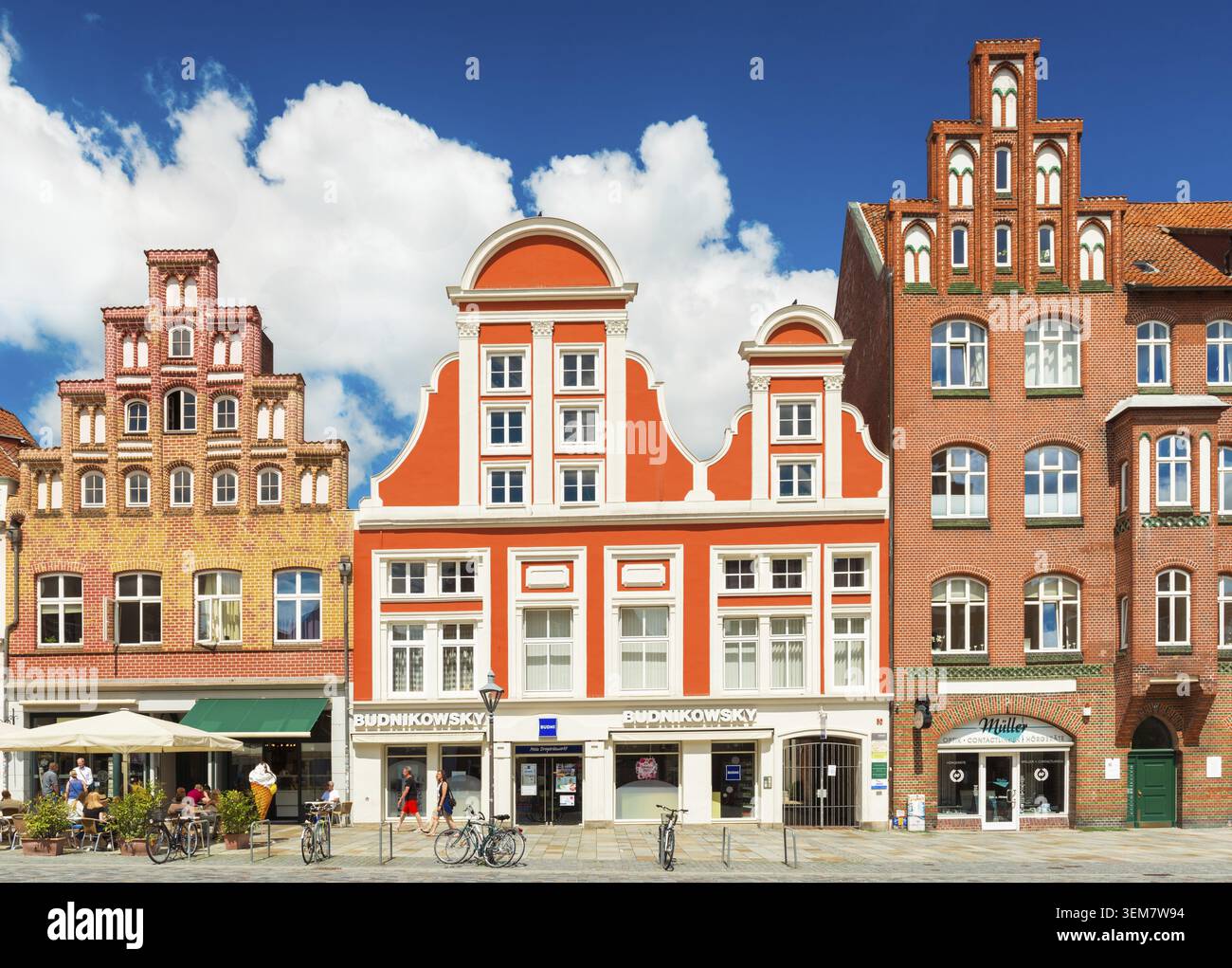 Lüneburg - Juli 2018, Deutschland: eine Straße mit Häusern, die im traditionellen deutschen Stil. Farbige Gebäude im alten europäischen Stadt. Brick Gothi Stockfoto