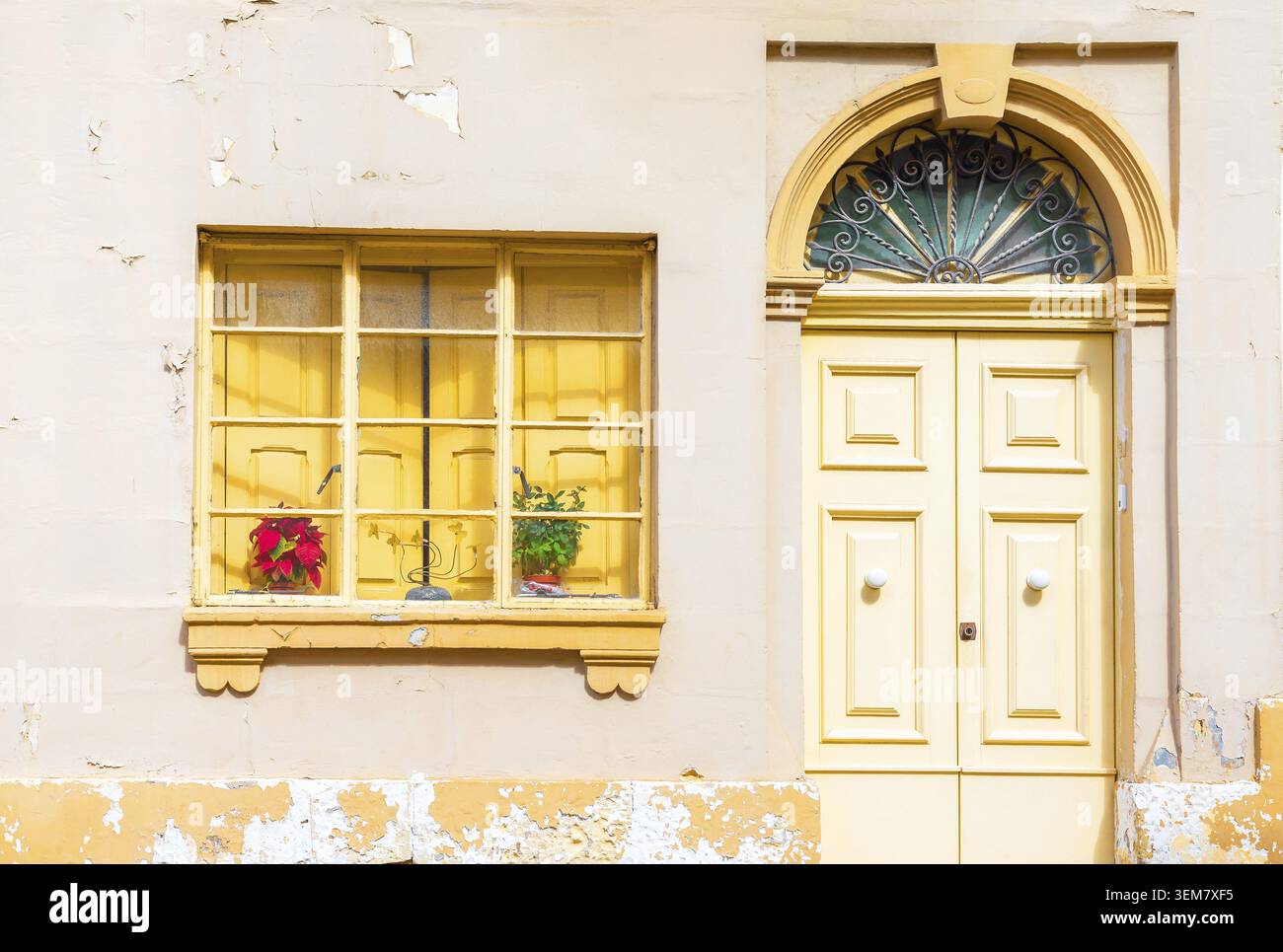 Fassade eines alten gelben Wohngebäudes mit abblätternder Farbe Stockfoto