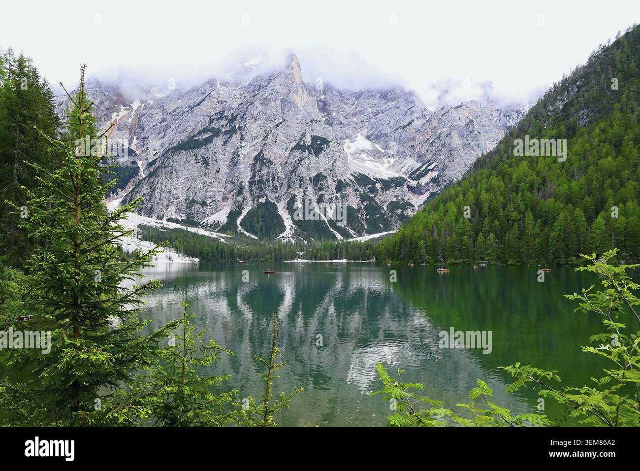 Malerische Landschaft mit Reflexen der schneebedeckten Berge im Pragser See, dem berühmtesten See in den Dolomiten Südtirols, Italien Stockfoto