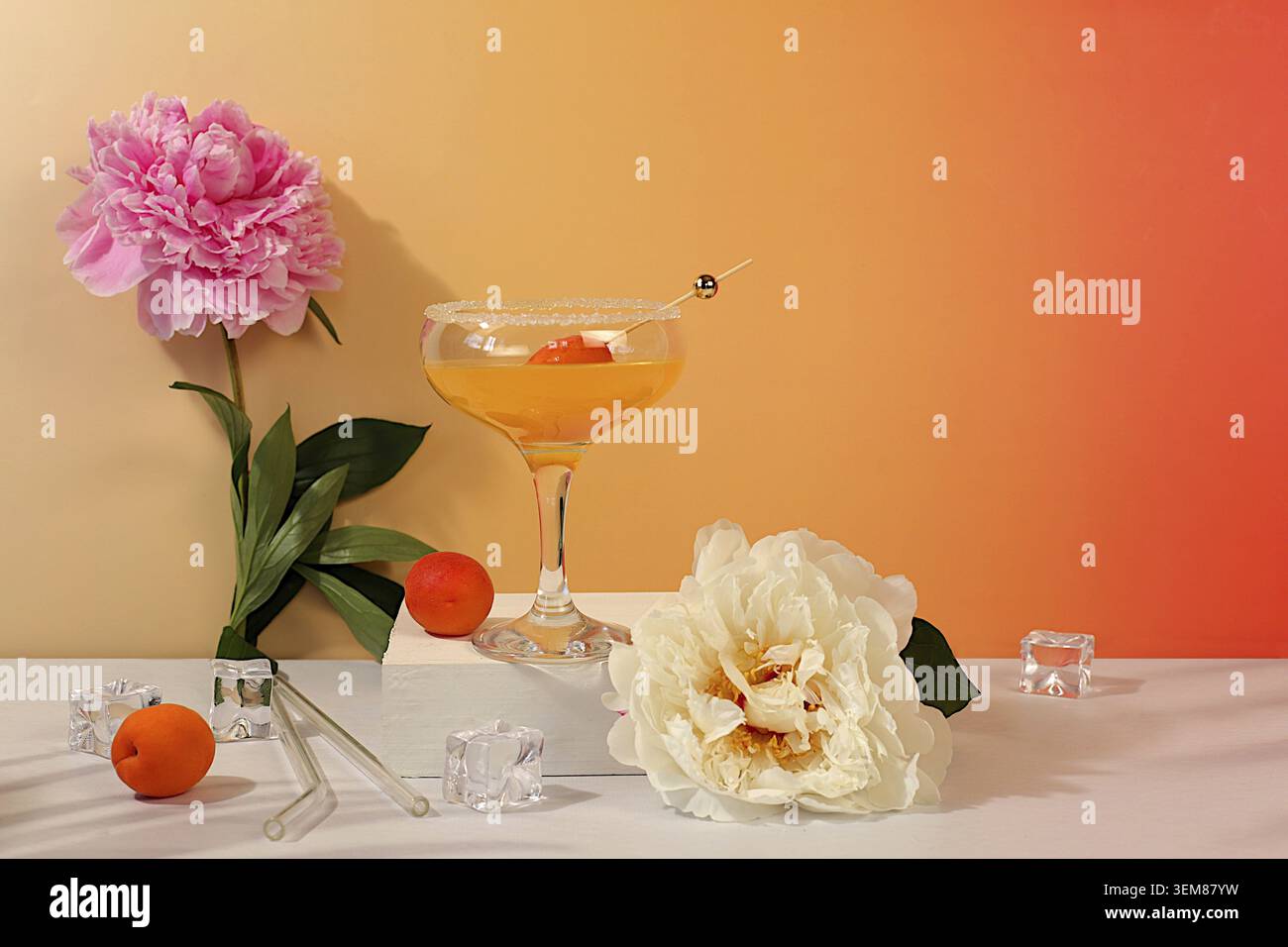 Eispunsch mit Aprikosen für Party, modernes Stillleben mit alkoholfreiem Sommercocktail und Pfingstrosen auf modernem sonnigem Hintergrund, minimalistisches Konzept für BA Stockfoto