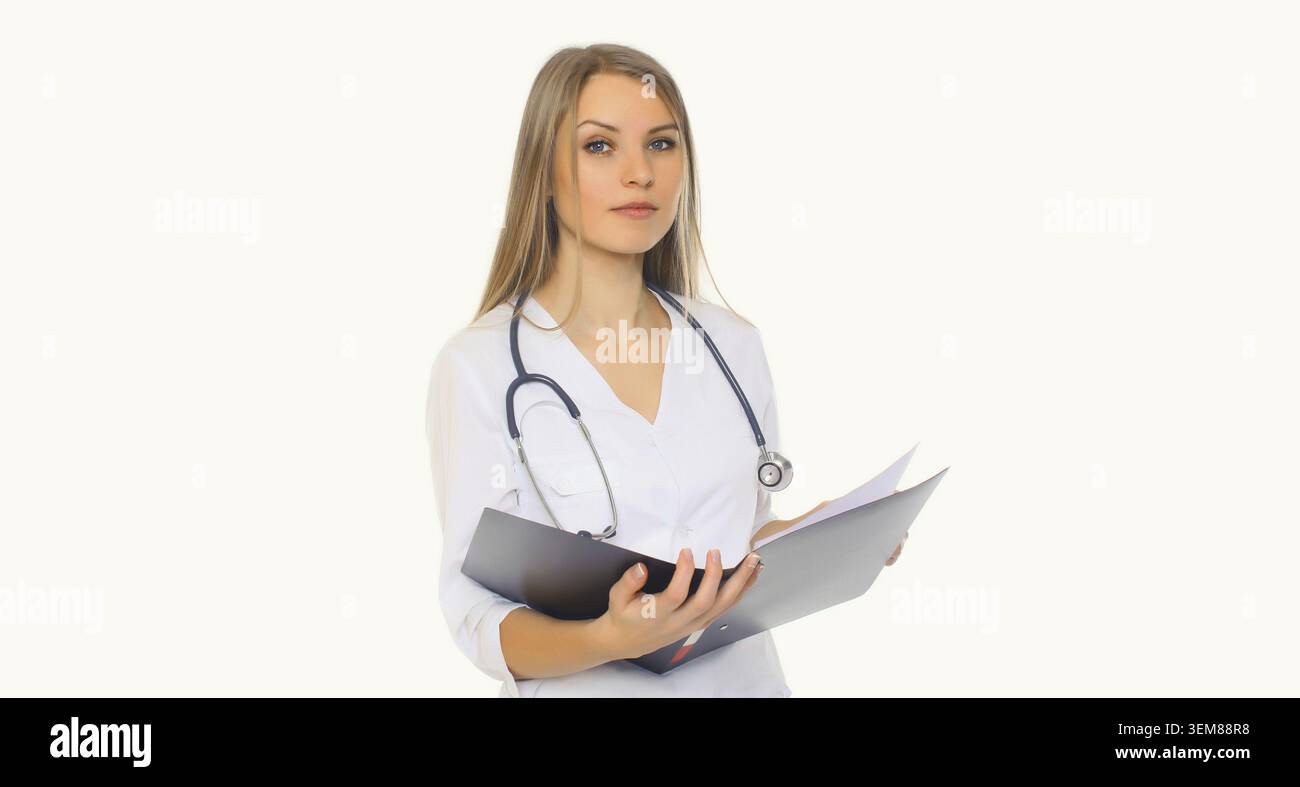 Porträt einer jungen Ärztin mit Stethoskop und Dokumentenmappe, die auf weißem Atelierhintergrund posiert Stockfoto