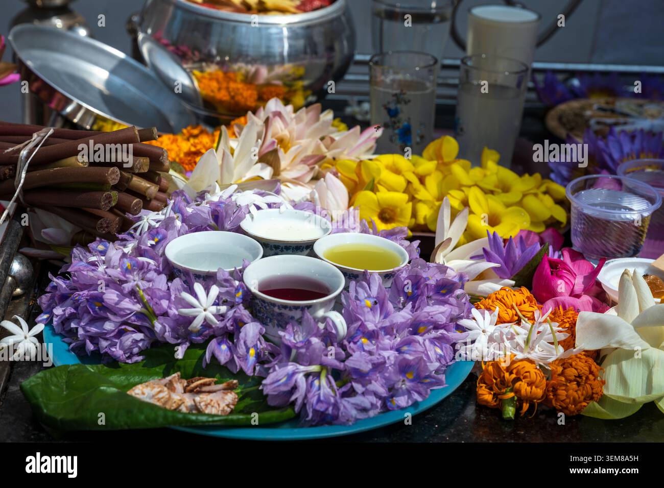 Ein lebendiges und farbenfrohes Blumenangebot, das von buddhistischen Gläubigen an einer heiligen historischen Tempelstätte in Anuradhapura, Sri Lanka, präsentiert wird. Stockfoto