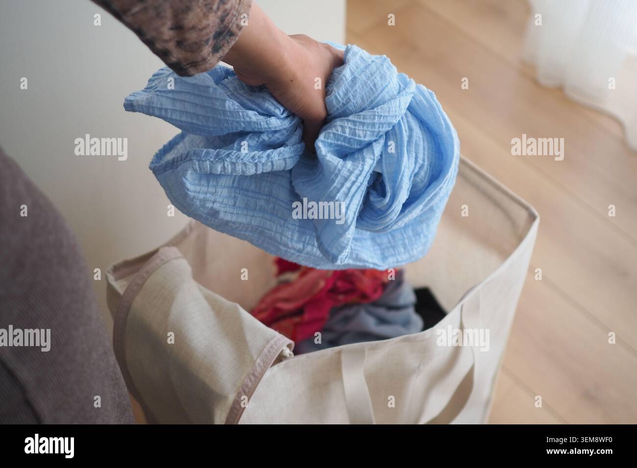 Wäschetag mit einem blauen Tuch in einer Tasche Stockfoto