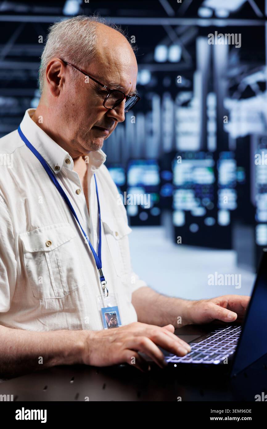 Erfahrener Techniker im Rechenzentrum, der spezielle VPN-Server bereitstellt, die Benutzern erweiterte Privatsphäre, verschlüsselte vertrauliche Daten, Online-Anonymität und sichere Internetverbindungen bieten Stockfoto