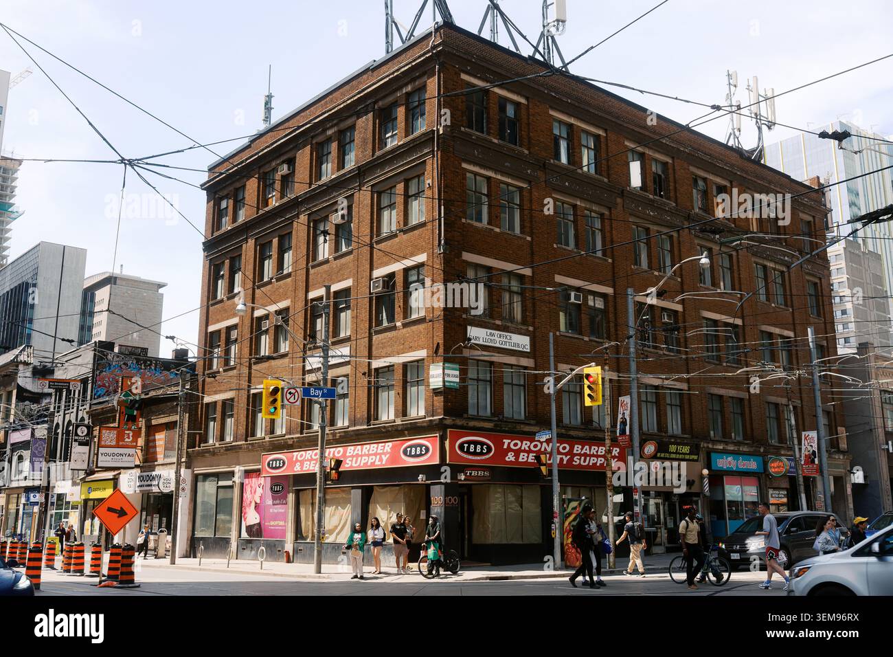 Toronto, Kanada - 26. Mai 2026: Historisches Brick Building an der Kreuzung von Bay und Dundas mit Street Life Stockfoto