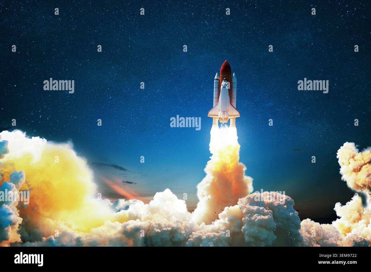 Das Space Shuttle startet in den Sternenhimmel und hinterlässt eine massive Spur von Feuer und Rauch. Wunderschöner Blastoff, Konzept der Erforschung, Macht und menschliches A Stockfoto