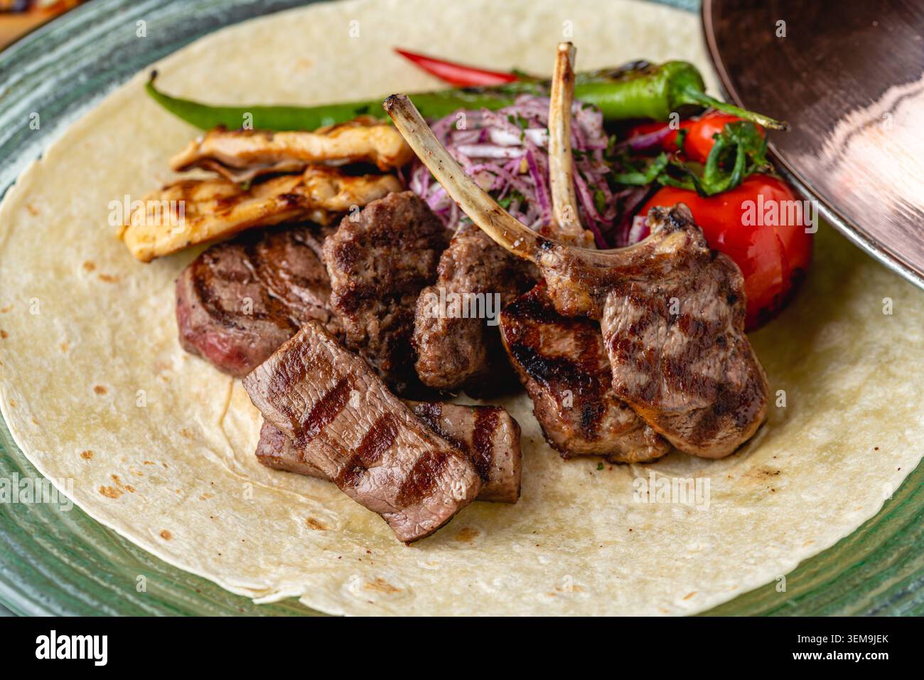 Traditionelle türkische Grillplatte, serviert auf Lavaschbrot Stockfoto
