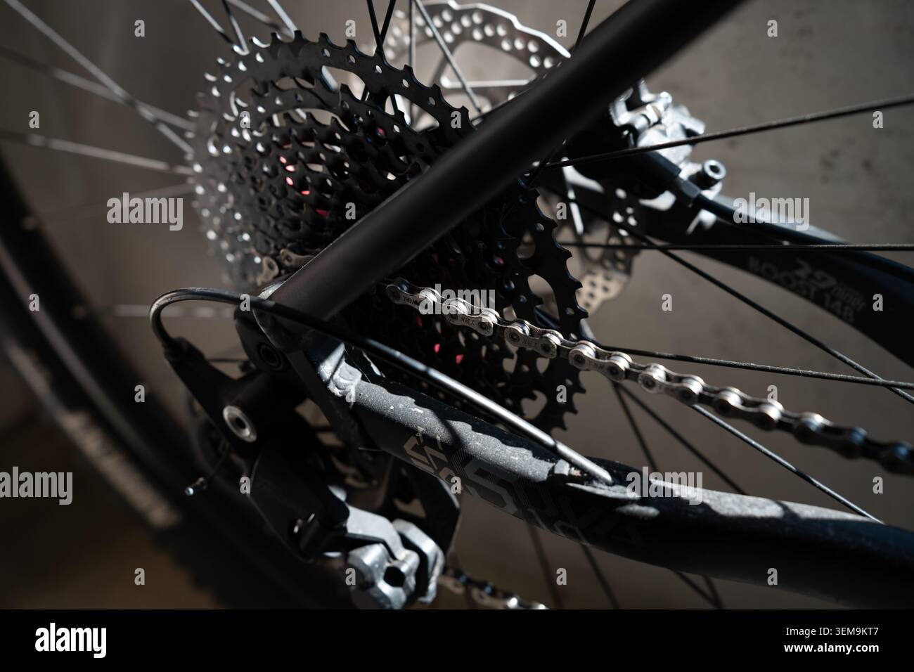 Nahaufnahme der hinteren Montage von Rädern, Zahnrädern und Achsanordnungen des Mountainbikes Stockfoto