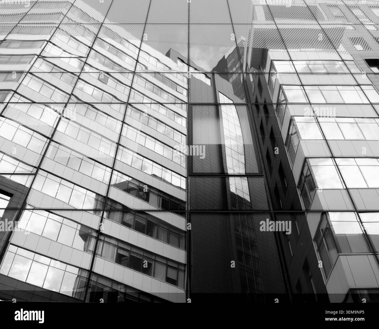 Reflexionen auf einer Glasfassade eines modernen Bürogebäudes in Jekaterinburg, Russland, mit moderner Stadtarchitektur und geometrischen Mustern. Stockfoto