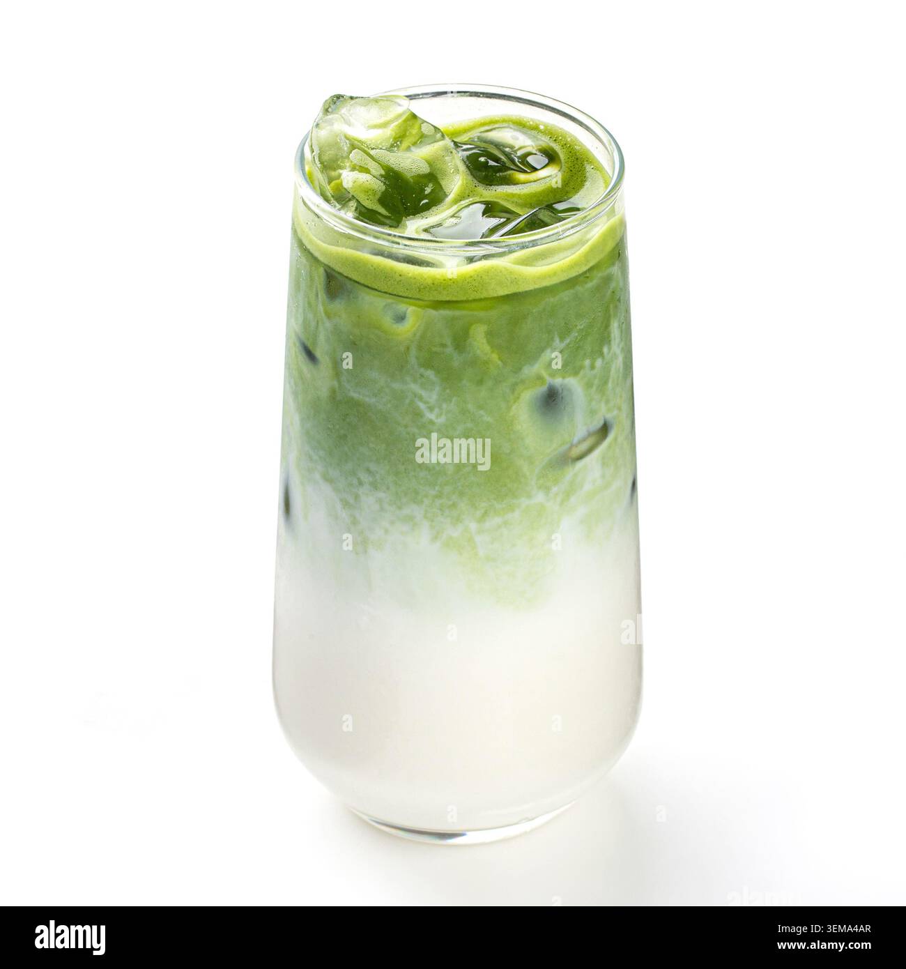 Isoliertes, eisgekühltes Matcha Latte Drink auf weiß Stockfoto
