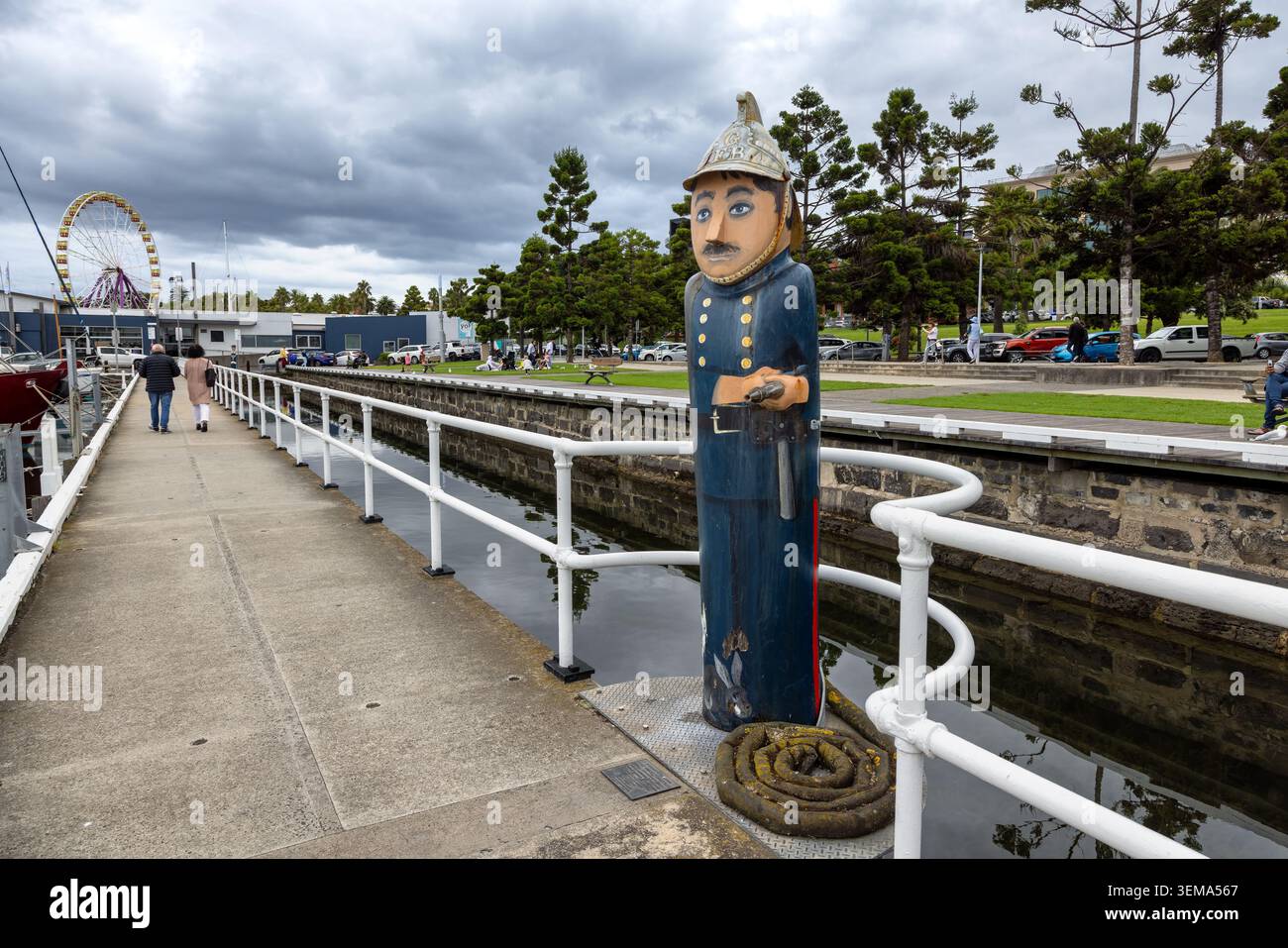 Geelong, Australien - 5. Februar 2023: Die Strandpfoller von Geelong. Der Feuerwehrmann, eine dekorierte Holzstatue. Stockfoto