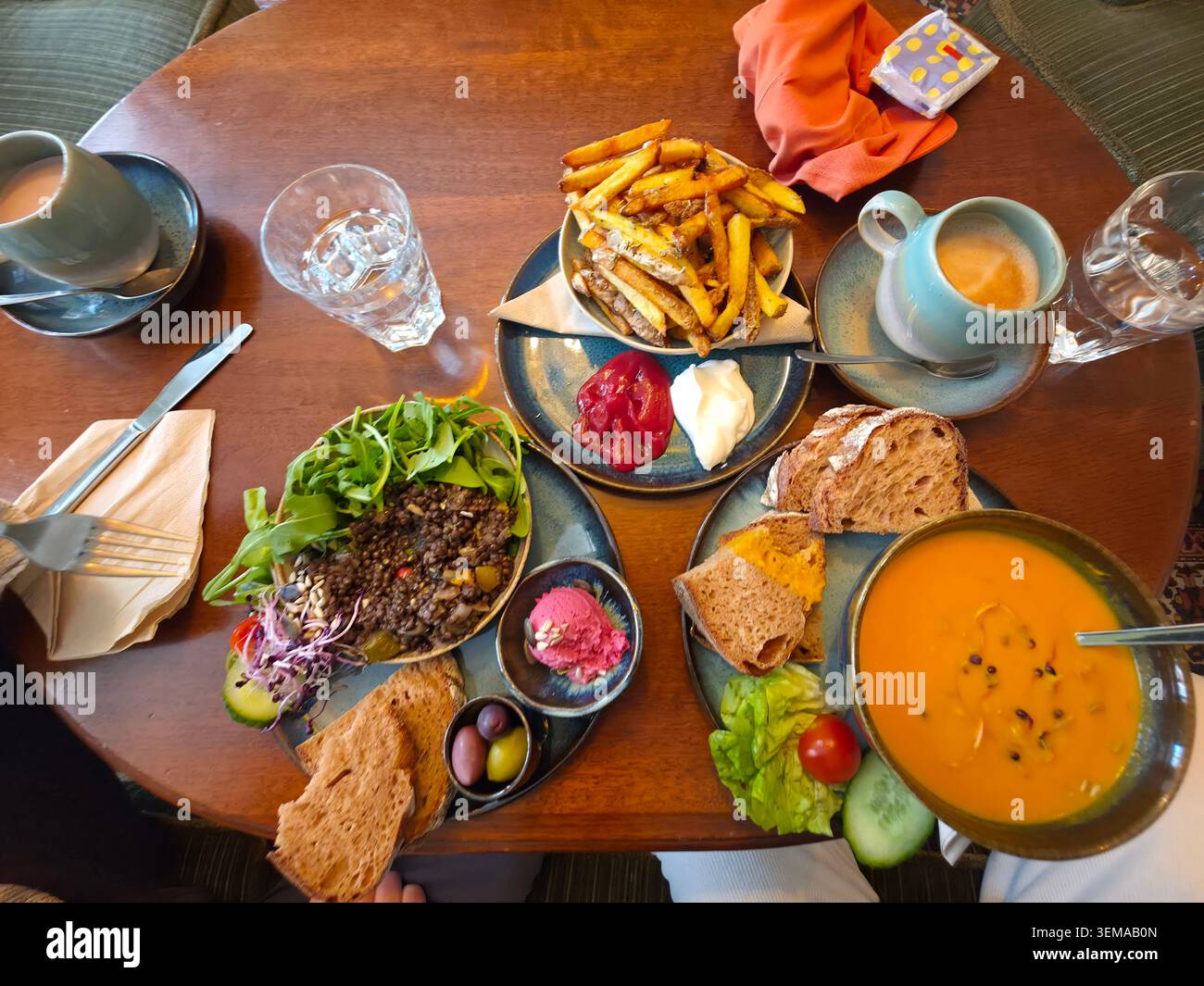 Vegetarisches Mittagessen im Cafe Lozzi – Genießen Sie ein frisches und schmackhaftes vegetarisches Mittagessen mit gesunden Reisschalen, saisonalem Gemüse und pflanzlichen Zutaten Stockfoto