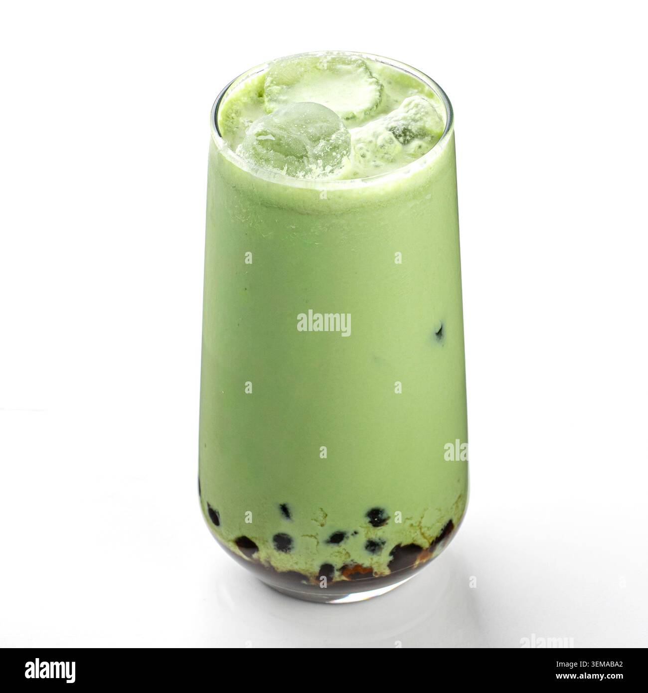 Isolierter Matcha-Bubble-Tee mit Tapioka-Perlen Stockfoto