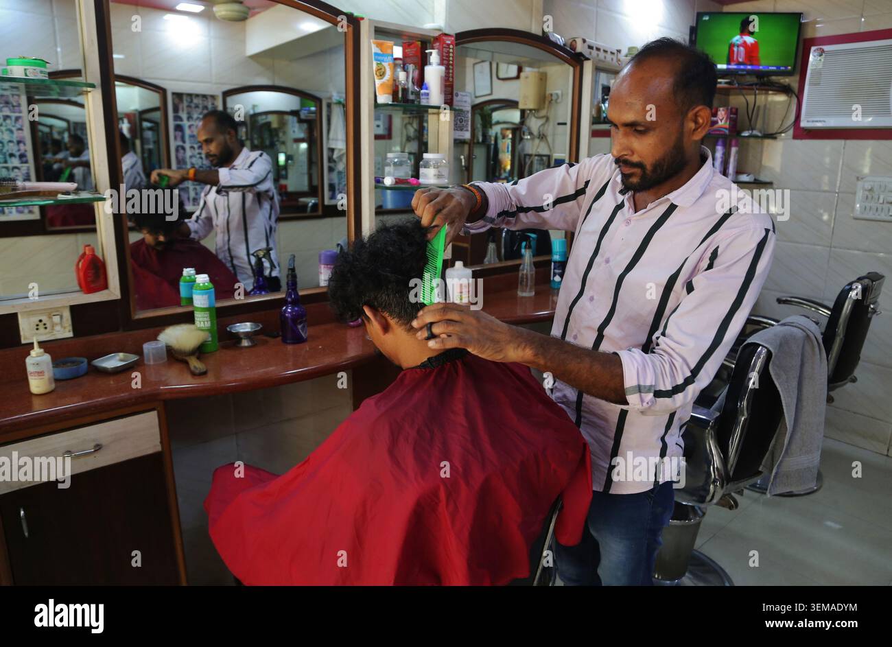 Mumbai-Indien-06 Juni 2026: Die Auswirkungen der steigenden Inflation haben auch die Friseur- und Salonindustrie beeinflusst. Am Samstag, die Preise für Haarschnitte, b Stockfoto