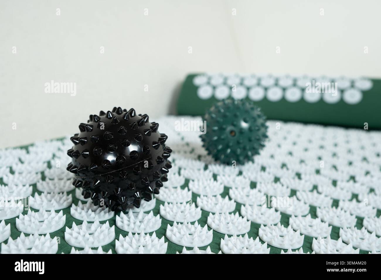 Spiky Massage Kugeln und Akupressurmatte für Selbstmassage Stockfoto