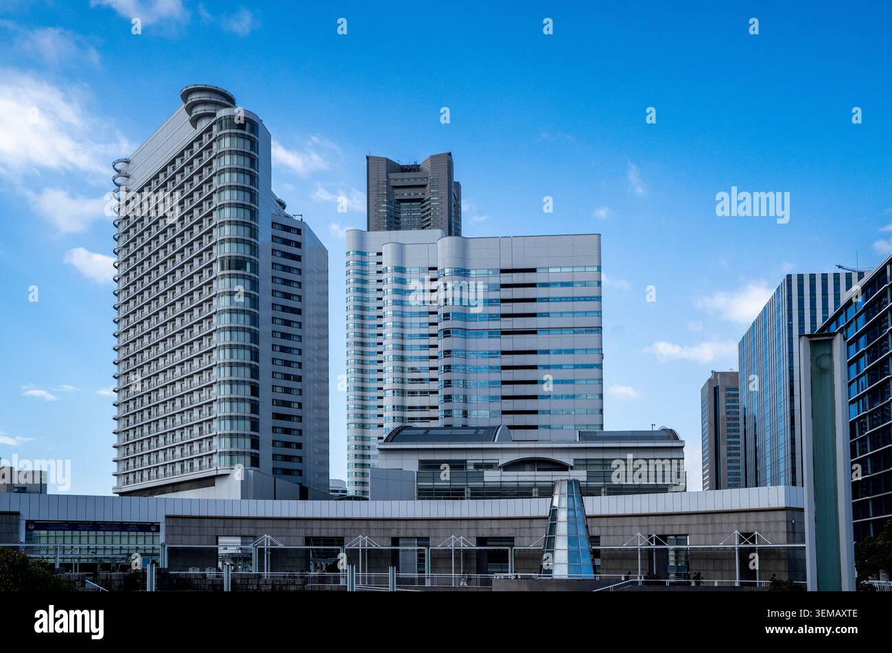 Moderne Wolkenkratzer und Stadtarchitektur in Minato Mirai 21 District Skyline, Yokohama, Japan Stockfoto