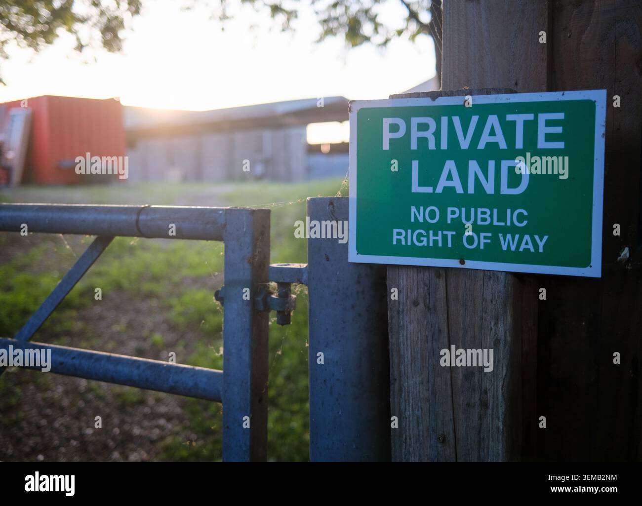 Privates Land kein öffentliches Recht auf Weg an Einem Farm Gate, das auf das Fehlen Eines universellen Rechts auf Roaming in England hinweist Stockfoto