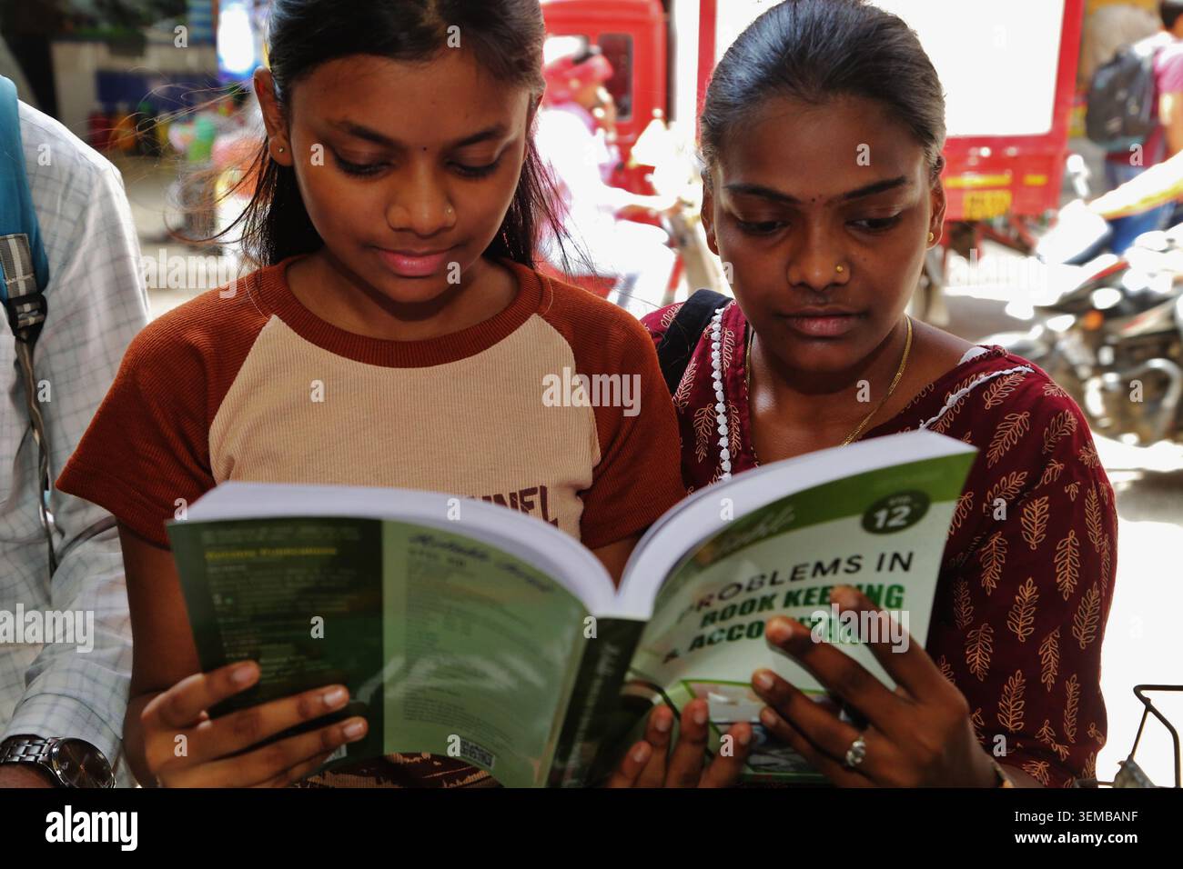 Mumbai-India-03 June 2026: Schulen in Maharashtra werden offiziell für das neue akademische Jahr im Juni wieder eröffnet Stockfoto