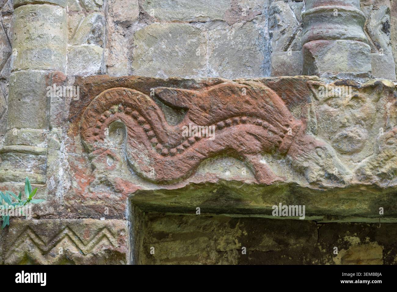 Detail der Mauerarbeit in Wenlock Priory, oder St. Milburga's Priory, einem verfallenen Kloster aus dem 12. Jahrhundert, das sich in Much Wenlock, Shropshire, UK, befindet. Stockfoto