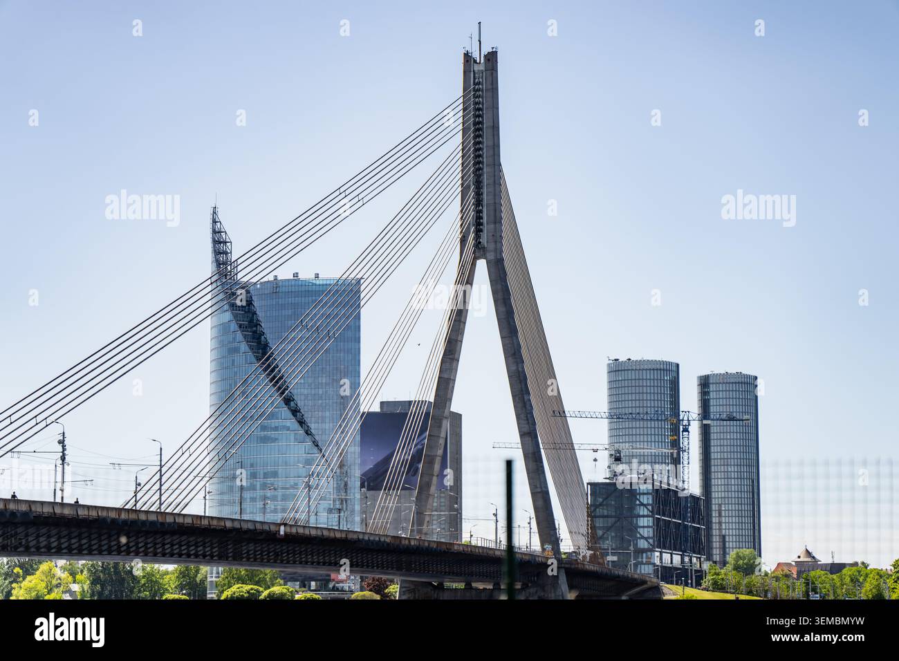 Vansu Hängebrücke in der europäischen Hauptstadt mit Geschäftsbüro Hochhaus Türme Hintergrund, kommunalen Transport und zivilen Stockfoto