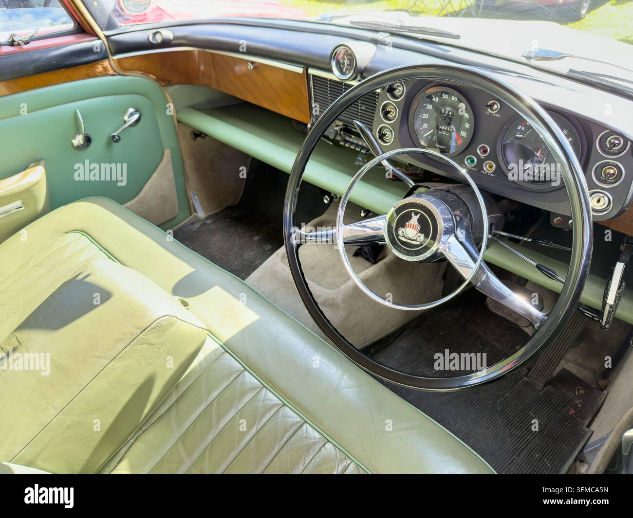 Innenansicht einer klassischen britischen Rover P5 Limousine aus den 1950er Jahren mit grüner Polsterung Stockfoto