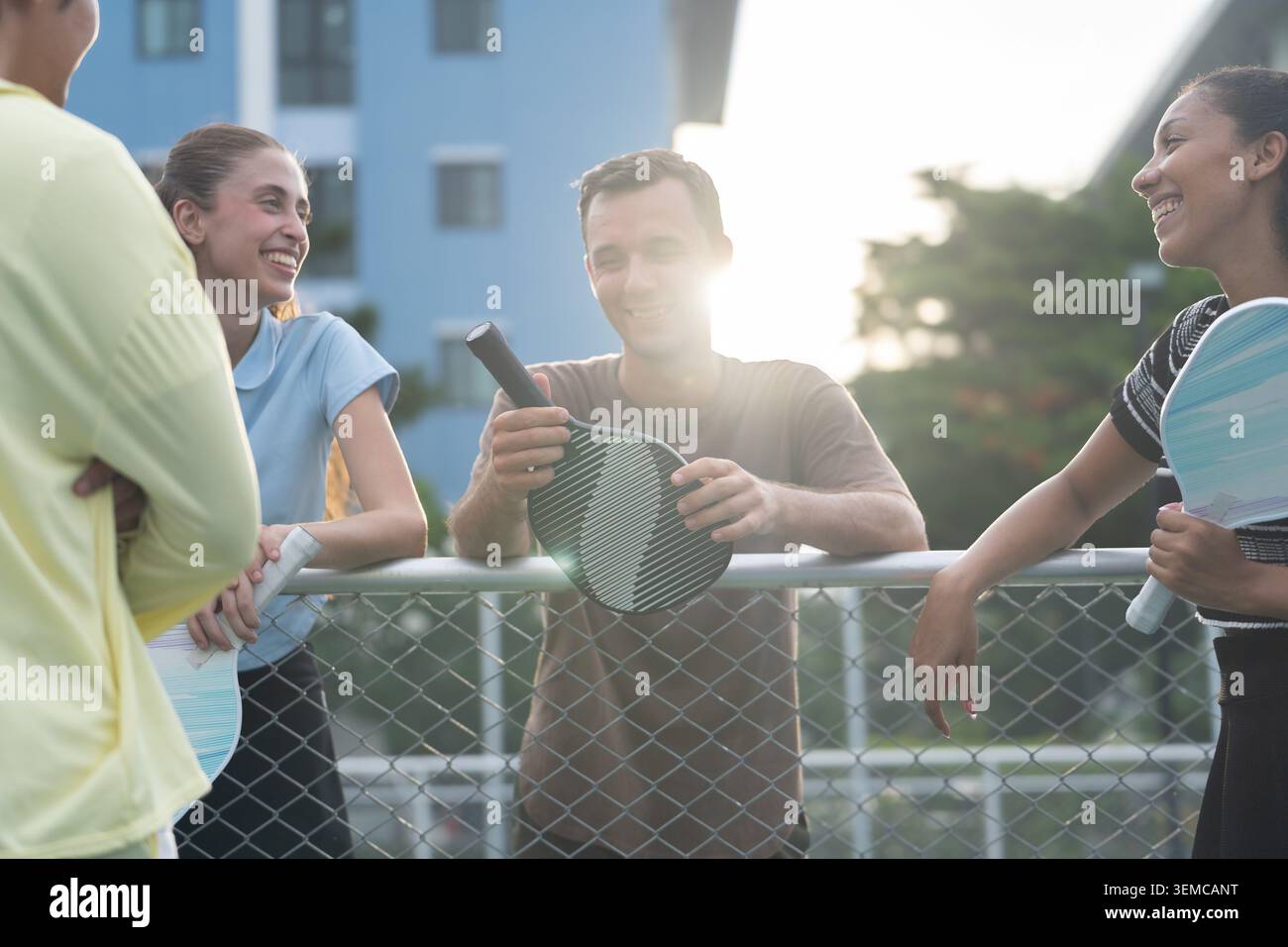 Aktive, vielfältige Leute spielen Pickleball auf dem Outdoor Court Stockfoto