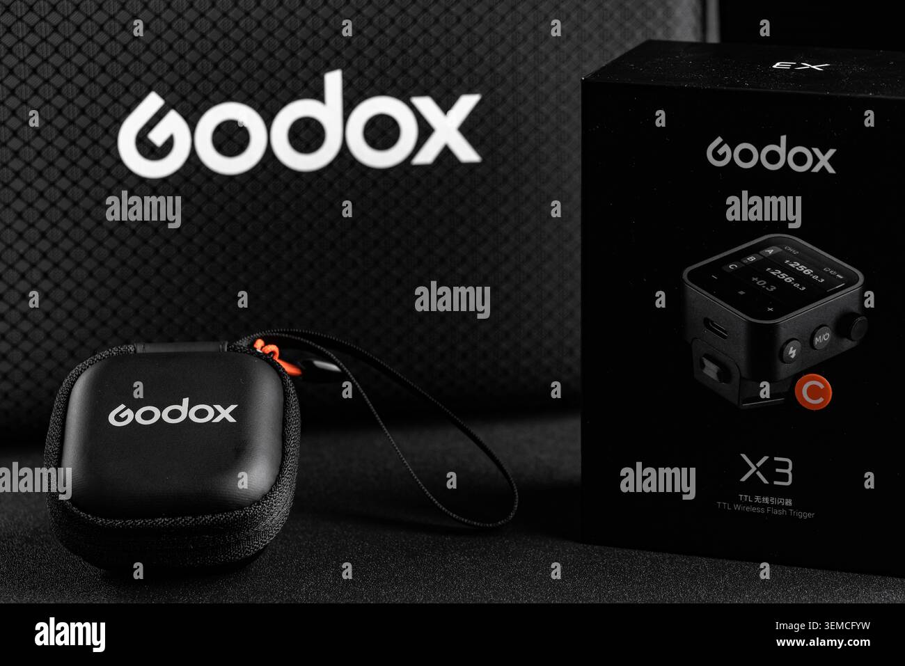 Lemberg, Ukraine - 31. Mai 2026: Godox X3 C Funk-Flash-Trigger-Verpackung mit Schutzhülle und Tasche Stockfoto
