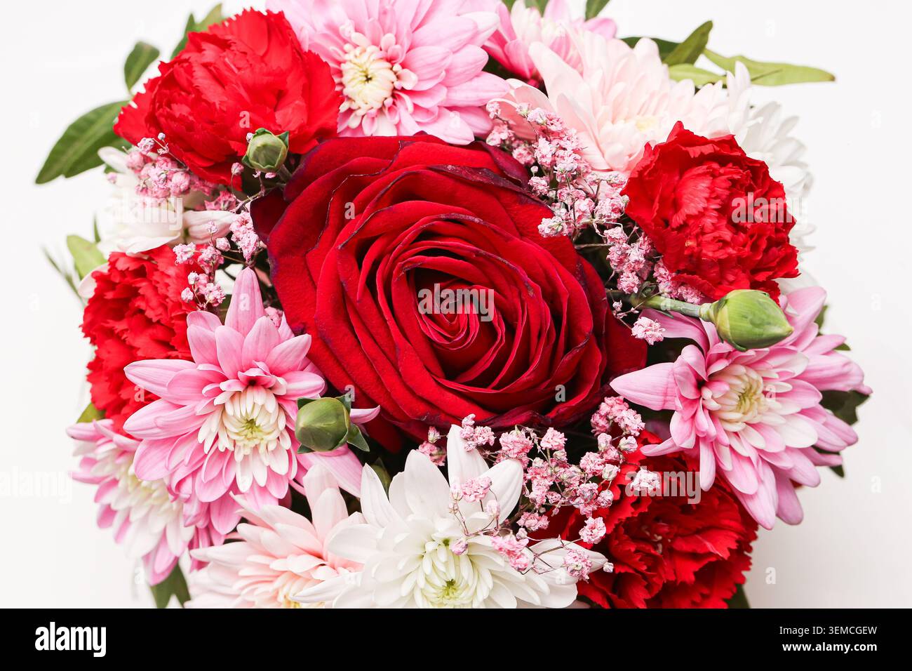 Rote Rose und rosa Blumenstrauß in der Nähe. Romantische Blumenarrangements für Geschenke, Hochzeiten, Feiern, Jubiläen und besondere Anlässe. Stockfoto