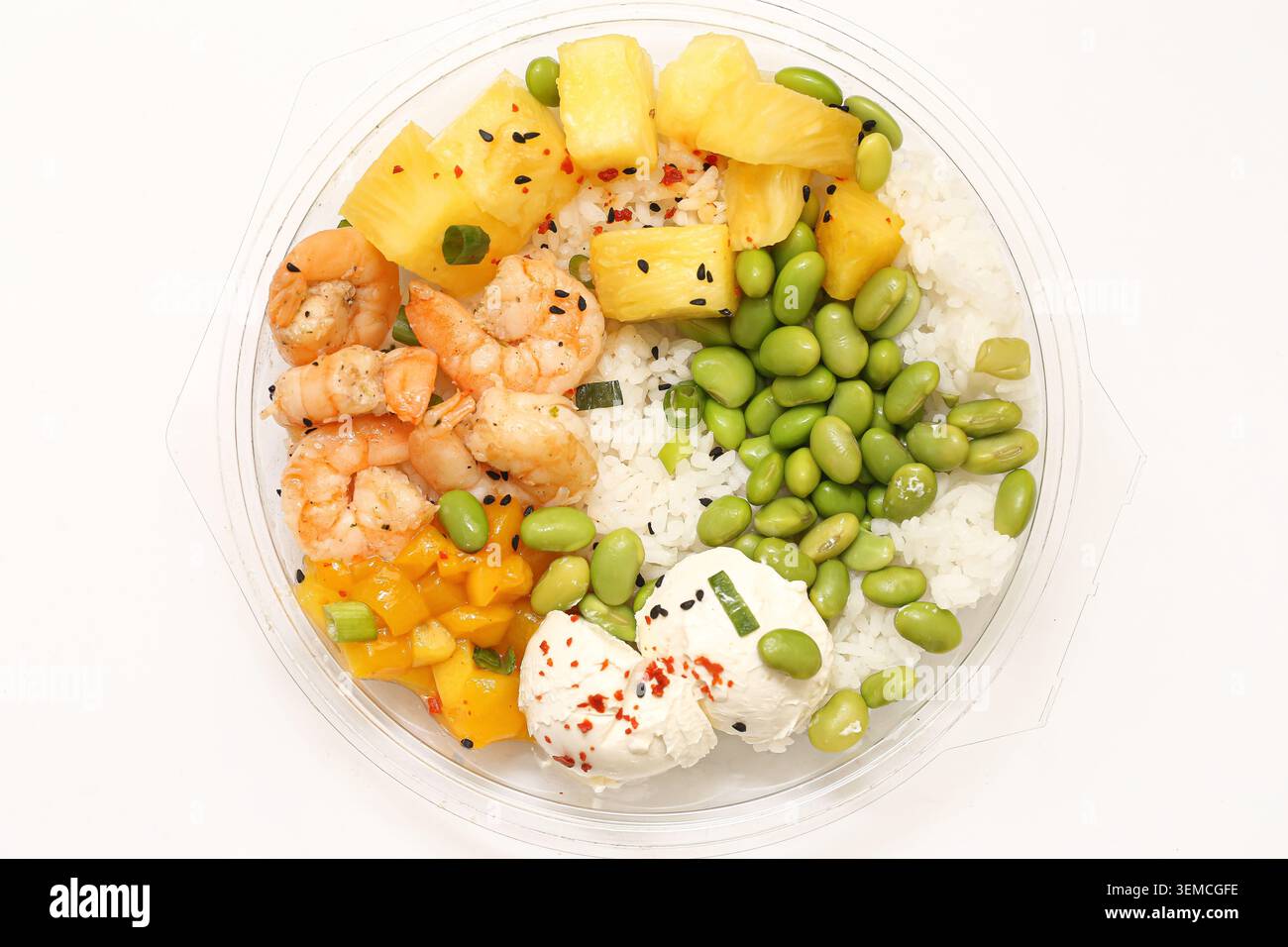 Gesunde Reisschale mit Garnelen, Ananas und Edamame von oben gesehen. Ausgewogene Mahlzeit und nahrhaftes Lebensmittelkonzept. Stockfoto