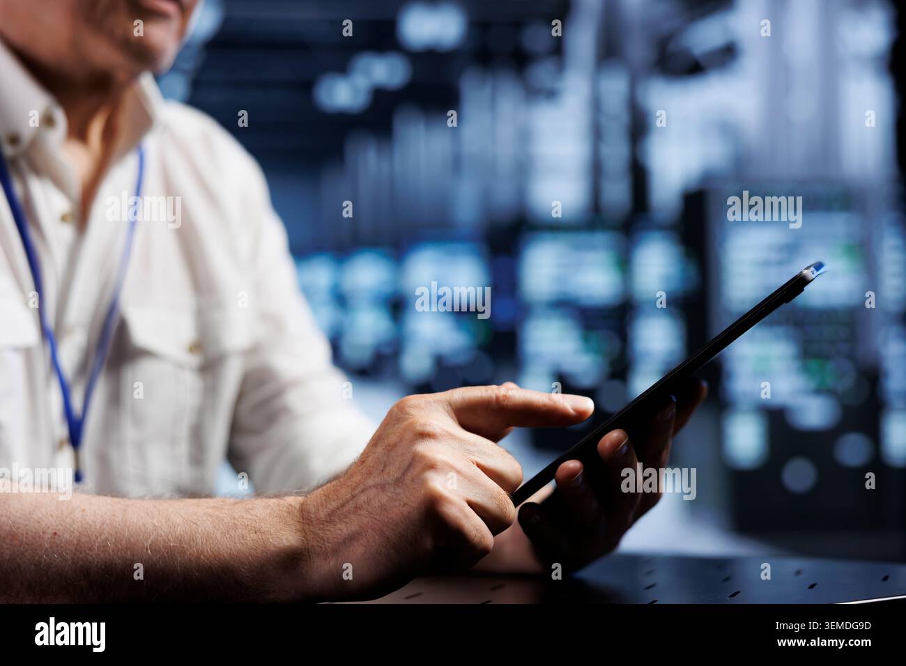Leitender Techniker im Cloud-Computing-Geschäft, der dedizierte VPN-Server bereitstellt, die Benutzern erweiterte Privatsphäre, verschlüsselte vertrauliche Daten, Online-Anonymität und schnelle Bandbreite bieten Stockfoto