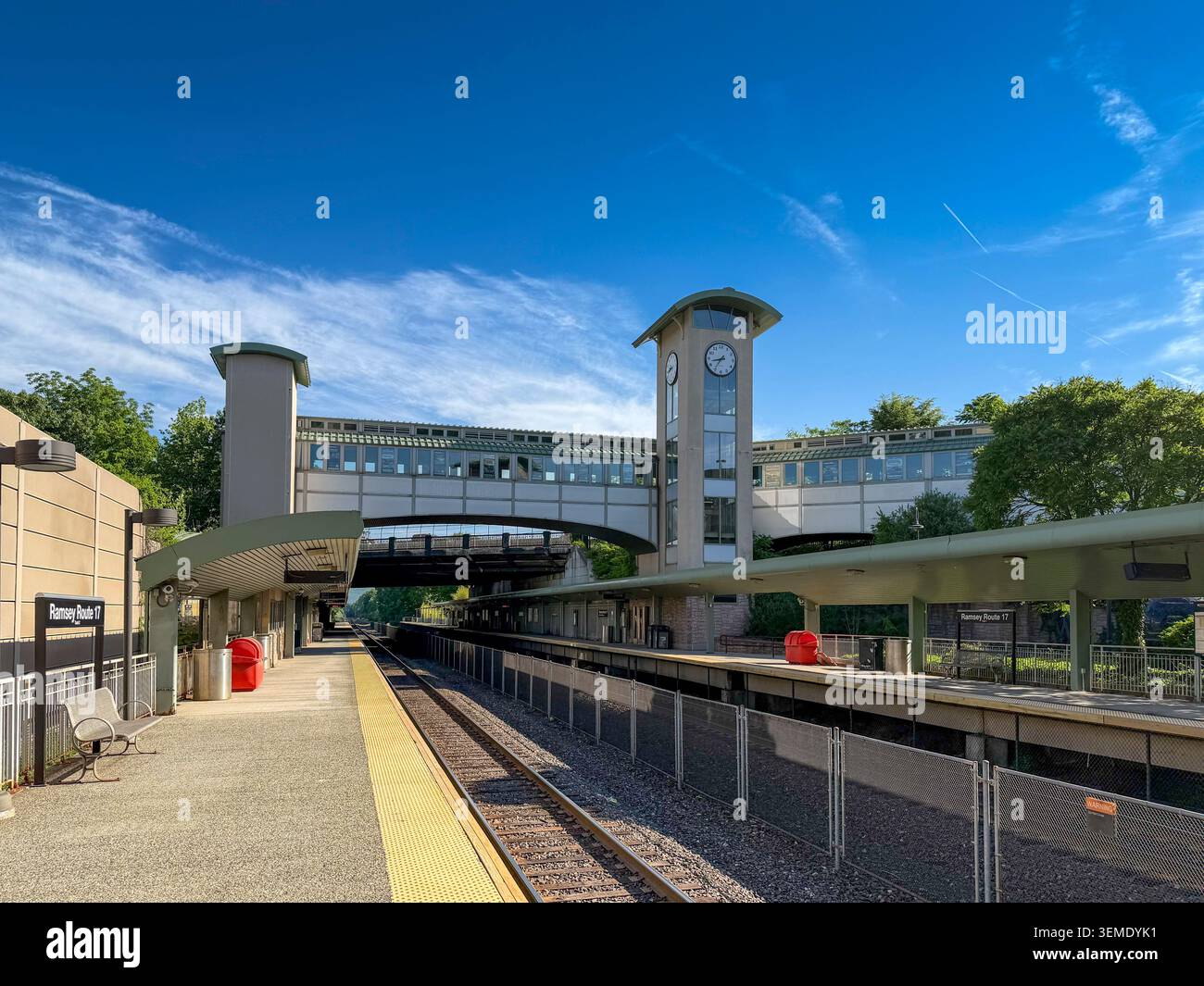 Ramsey, NJ - USA - 5. Juni 2026 The Ramsey Rt. Der Bahnhof 17 hat eine Fußgängerüberführung, einen Uhrenturm, überdachte Bahnsteige, umliegende grüne Bäume, A Stockfoto