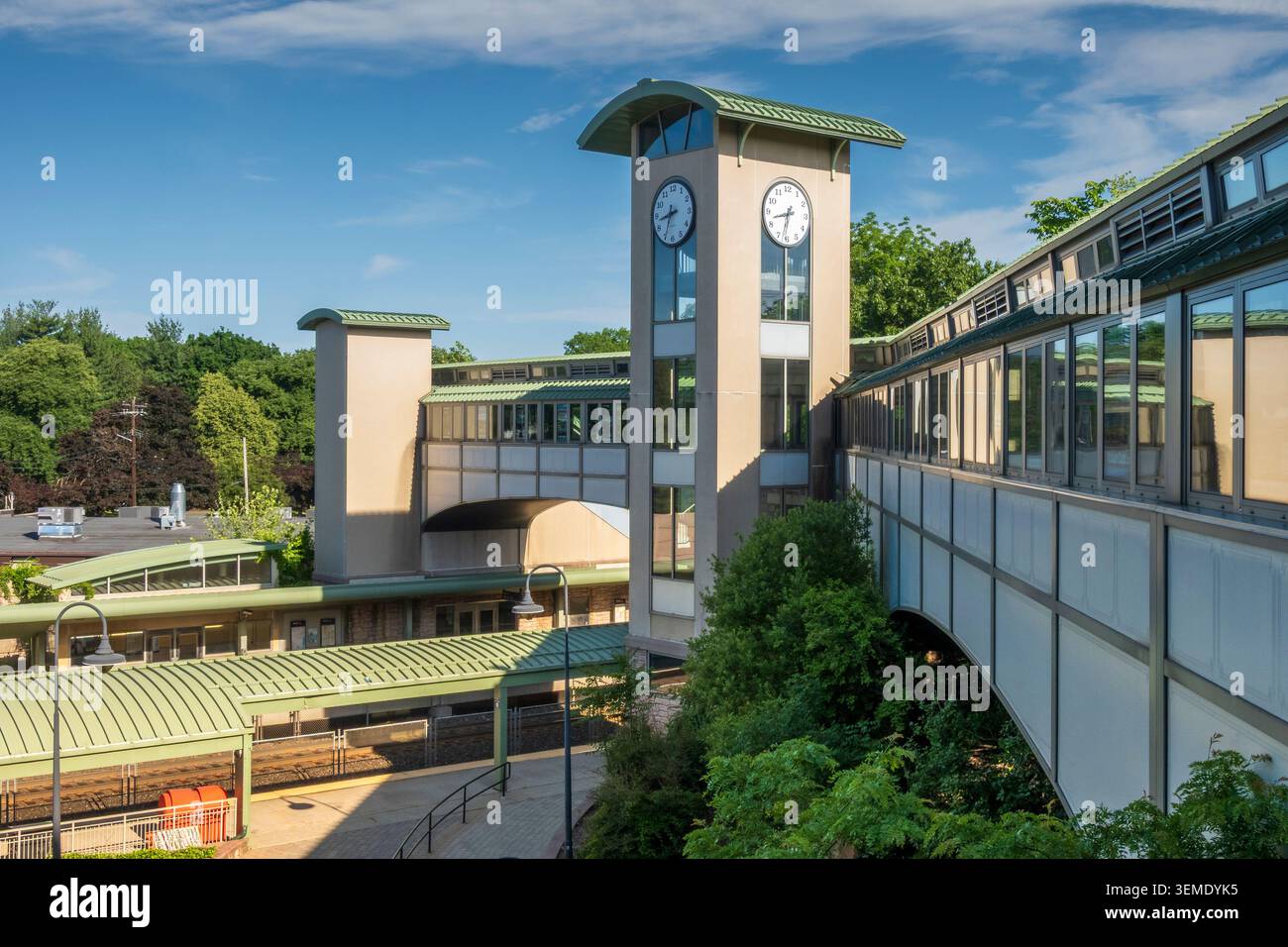 Ramsey, NJ - USA - 5. Juni 2026 The Ramsey Rt. Der Bahnhof 17 hat eine Fußgängerüberführung, einen Uhrenturm, überdachte Bahnsteige, umliegende grüne Bäume, A Stockfoto