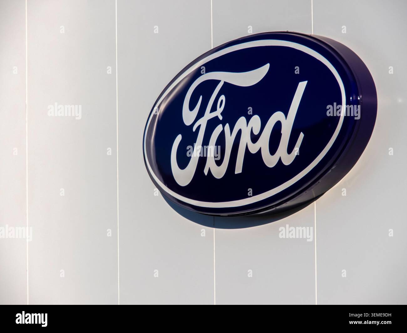 Marilia, SP, Brasilien, 04. Juni 2026. Aus nächster Nähe das legendäre blau-weiße Logo der Ford Motor Company, das an einer weißen strukturierten Wand an einem A angebracht ist Stockfoto